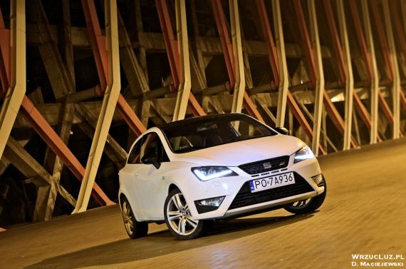 Seat Ibiza Cupra pod stadionem w Białymstoku